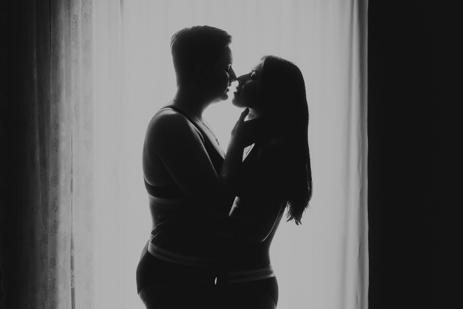 ouple boudoir shooting, boudoir shooting paar, sinnliches paarshooting, erotisches paarshooting, boudoir fotos paar, intime paarfotografie, sinnliche paarfotografie, couple boudoir fotografie, paar fotoshooting sinnlich, natürliche paarfotos, ästhetische paarfotografie, lesbisches paar fotoshooting, boudoir shooting frauenpaar, sinnliches fotoshooting frauenpaar, couple boudoir lesbisch, intime fotos frauenpaar, gleichgeschlechtliches paar fotoshooting, queer paar fotoshooting, lgbtq paarfotografie, inklusives boudoir shooting, liebe zwischen frauen fotos, paarshooting zuhause sinnlich, authentische paarfotos, emotionale paarfotografie, verliebtes paar fotoshooting, romantisches paarshooting, boudoir shooting zuhause, intime momente paar fotografie, echte paarmomente fotografie, sinnliche liebe fotografie