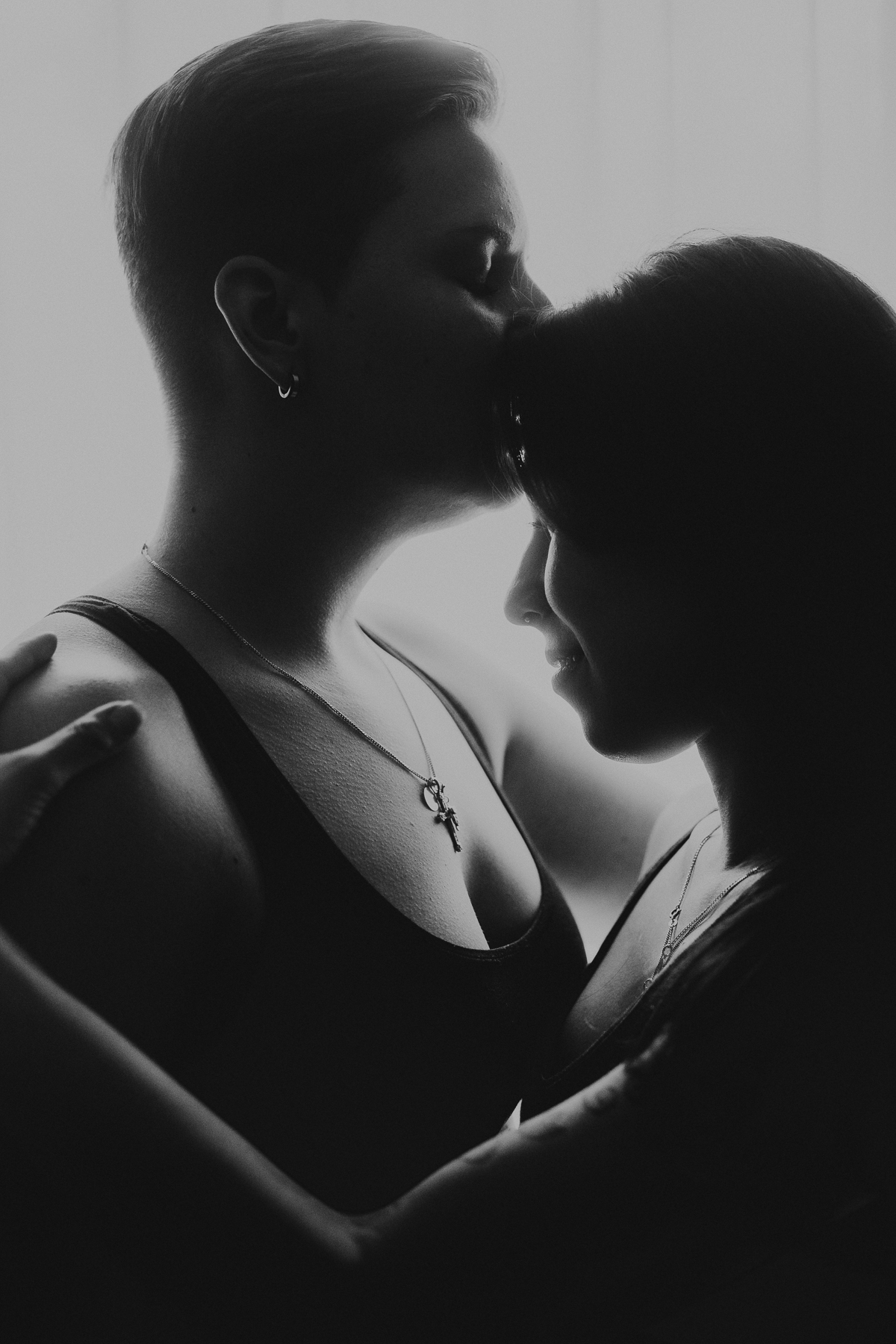 ouple boudoir shooting, boudoir shooting paar, sinnliches paarshooting, erotisches paarshooting, boudoir fotos paar, intime paarfotografie, sinnliche paarfotografie, couple boudoir fotografie, paar fotoshooting sinnlich, natürliche paarfotos, ästhetische paarfotografie, lesbisches paar fotoshooting, boudoir shooting frauenpaar, sinnliches fotoshooting frauenpaar, couple boudoir lesbisch, intime fotos frauenpaar, gleichgeschlechtliches paar fotoshooting, queer paar fotoshooting, lgbtq paarfotografie, inklusives boudoir shooting, liebe zwischen frauen fotos, paarshooting zuhause sinnlich, authentische paarfotos, emotionale paarfotografie, verliebtes paar fotoshooting, romantisches paarshooting, boudoir shooting zuhause, intime momente paar fotografie, echte paarmomente fotografie, sinnliche liebe fotografie