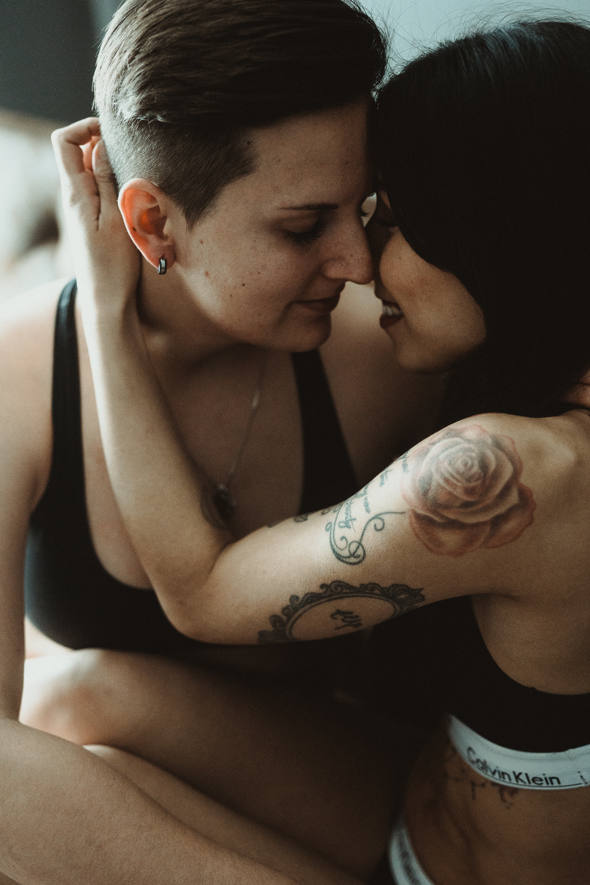 ouple boudoir shooting, boudoir shooting paar, sinnliches paarshooting, erotisches paarshooting, boudoir fotos paar, intime paarfotografie, sinnliche paarfotografie, couple boudoir fotografie, paar fotoshooting sinnlich, natürliche paarfotos, ästhetische paarfotografie, lesbisches paar fotoshooting, boudoir shooting frauenpaar, sinnliches fotoshooting frauenpaar, couple boudoir lesbisch, intime fotos frauenpaar, gleichgeschlechtliches paar fotoshooting, queer paar fotoshooting, lgbtq paarfotografie, inklusives boudoir shooting, liebe zwischen frauen fotos, paarshooting zuhause sinnlich, authentische paarfotos, emotionale paarfotografie, verliebtes paar fotoshooting, romantisches paarshooting, boudoir shooting zuhause, intime momente paar fotografie, echte paarmomente fotografie, sinnliche liebe fotografie