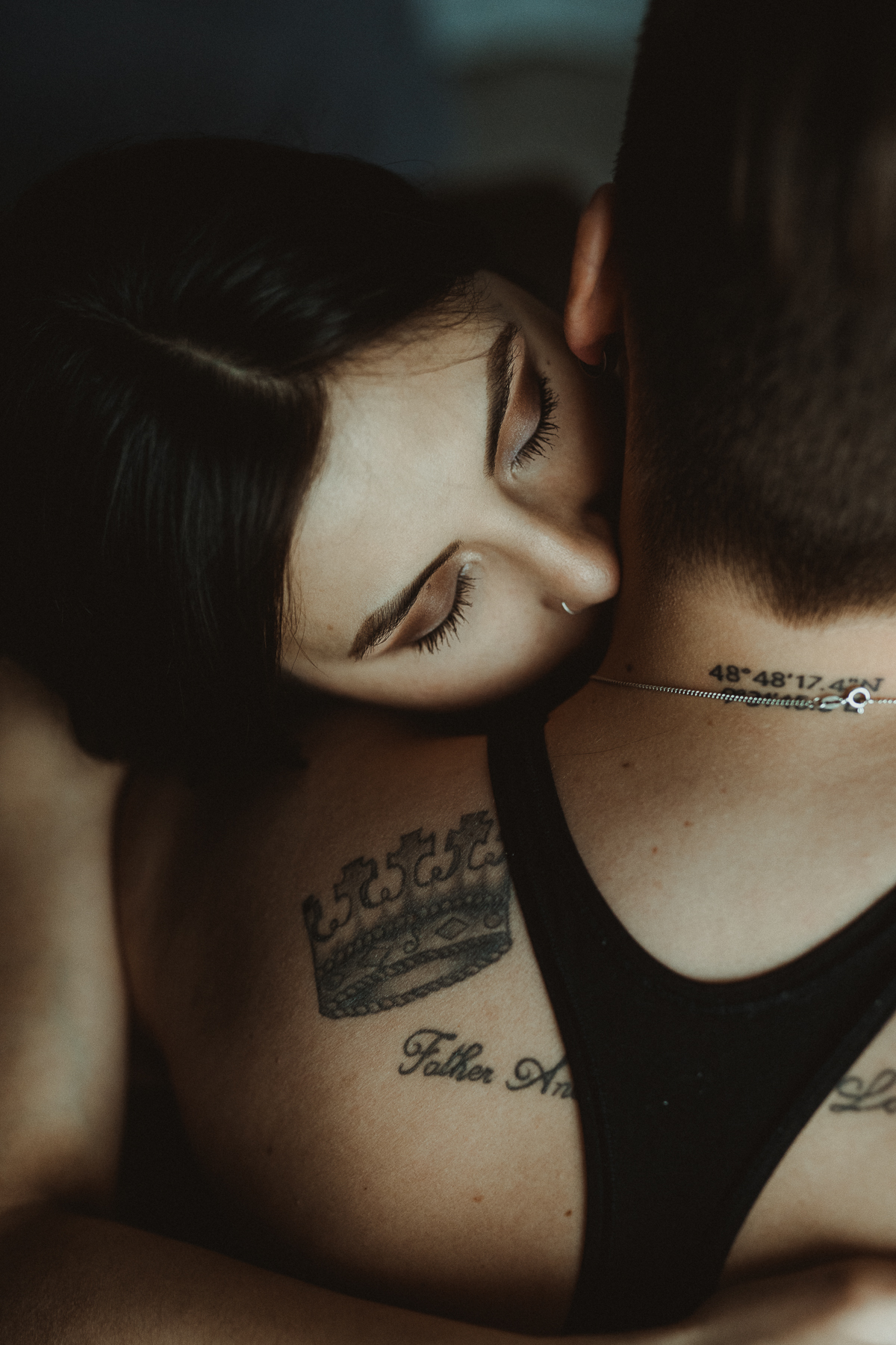 ouple boudoir shooting, boudoir shooting paar, sinnliches paarshooting, erotisches paarshooting, boudoir fotos paar, intime paarfotografie, sinnliche paarfotografie, couple boudoir fotografie, paar fotoshooting sinnlich, natürliche paarfotos, ästhetische paarfotografie, lesbisches paar fotoshooting, boudoir shooting frauenpaar, sinnliches fotoshooting frauenpaar, couple boudoir lesbisch, intime fotos frauenpaar, gleichgeschlechtliches paar fotoshooting, queer paar fotoshooting, lgbtq paarfotografie, inklusives boudoir shooting, liebe zwischen frauen fotos, paarshooting zuhause sinnlich, authentische paarfotos, emotionale paarfotografie, verliebtes paar fotoshooting, romantisches paarshooting, boudoir shooting zuhause, intime momente paar fotografie, echte paarmomente fotografie, sinnliche liebe fotografie