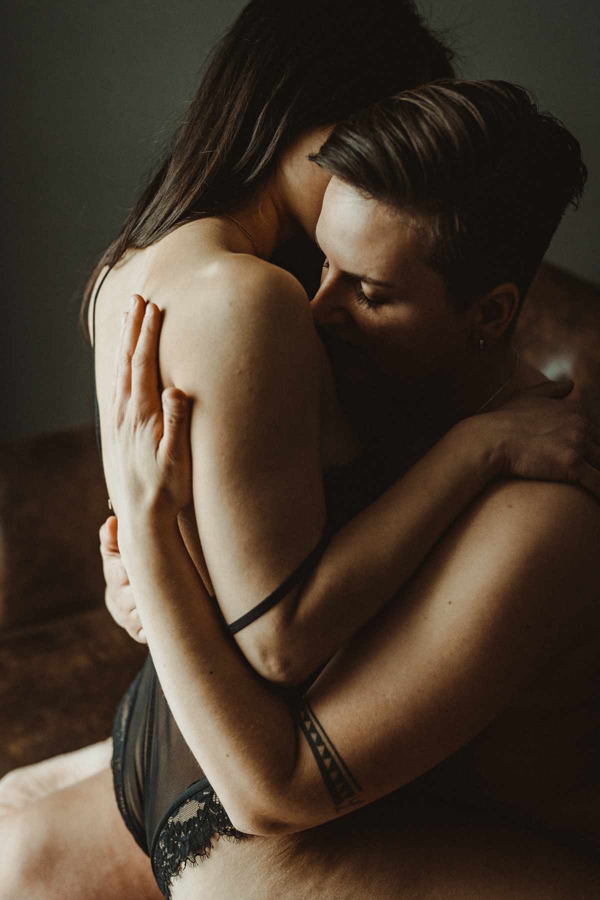 ouple boudoir shooting, boudoir shooting paar, sinnliches paarshooting, erotisches paarshooting, boudoir fotos paar, intime paarfotografie, sinnliche paarfotografie, couple boudoir fotografie, paar fotoshooting sinnlich, natürliche paarfotos, ästhetische paarfotografie, lesbisches paar fotoshooting, boudoir shooting frauenpaar, sinnliches fotoshooting frauenpaar, couple boudoir lesbisch, intime fotos frauenpaar, gleichgeschlechtliches paar fotoshooting, queer paar fotoshooting, lgbtq paarfotografie, inklusives boudoir shooting, liebe zwischen frauen fotos, paarshooting zuhause sinnlich, authentische paarfotos, emotionale paarfotografie, verliebtes paar fotoshooting, romantisches paarshooting, boudoir shooting zuhause, intime momente paar fotografie, echte paarmomente fotografie, sinnliche liebe fotografie