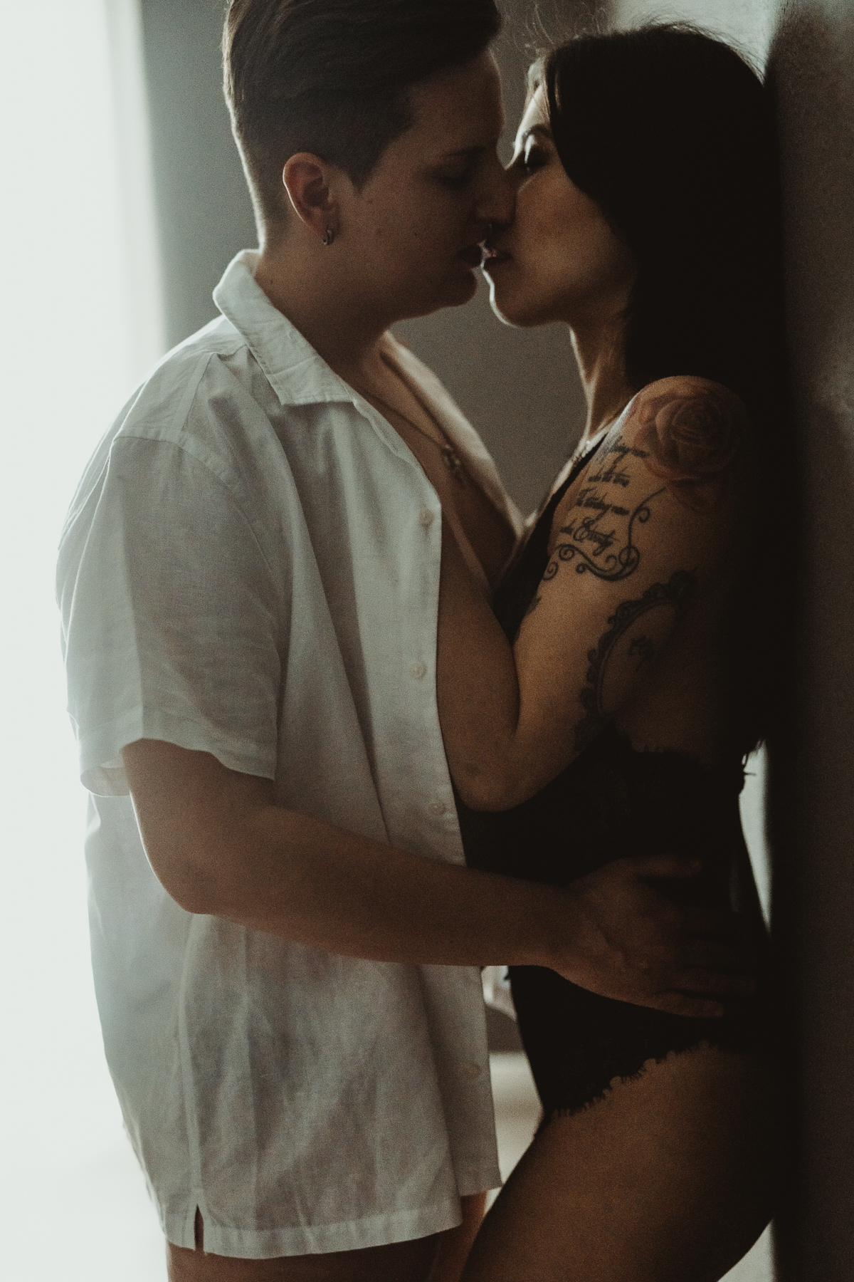 ouple boudoir shooting, boudoir shooting paar, sinnliches paarshooting, erotisches paarshooting, boudoir fotos paar, intime paarfotografie, sinnliche paarfotografie, couple boudoir fotografie, paar fotoshooting sinnlich, natürliche paarfotos, ästhetische paarfotografie, lesbisches paar fotoshooting, boudoir shooting frauenpaar, sinnliches fotoshooting frauenpaar, couple boudoir lesbisch, intime fotos frauenpaar, gleichgeschlechtliches paar fotoshooting, queer paar fotoshooting, lgbtq paarfotografie, inklusives boudoir shooting, liebe zwischen frauen fotos, paarshooting zuhause sinnlich, authentische paarfotos, emotionale paarfotografie, verliebtes paar fotoshooting, romantisches paarshooting, boudoir shooting zuhause, intime momente paar fotografie, echte paarmomente fotografie, sinnliche liebe fotografie