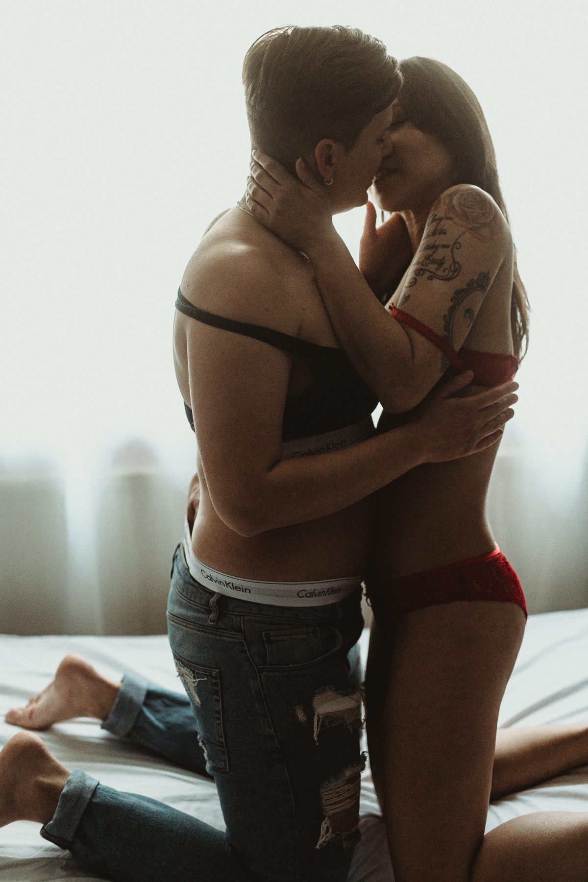 ouple boudoir shooting, boudoir shooting paar, sinnliches paarshooting, erotisches paarshooting, boudoir fotos paar, intime paarfotografie, sinnliche paarfotografie, couple boudoir fotografie, paar fotoshooting sinnlich, natürliche paarfotos, ästhetische paarfotografie, lesbisches paar fotoshooting, boudoir shooting frauenpaar, sinnliches fotoshooting frauenpaar, couple boudoir lesbisch, intime fotos frauenpaar, gleichgeschlechtliches paar fotoshooting, queer paar fotoshooting, lgbtq paarfotografie, inklusives boudoir shooting, liebe zwischen frauen fotos, paarshooting zuhause sinnlich, authentische paarfotos, emotionale paarfotografie, verliebtes paar fotoshooting, romantisches paarshooting, boudoir shooting zuhause, intime momente paar fotografie, echte paarmomente fotografie, sinnliche liebe fotografie